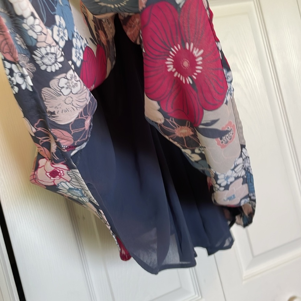 Women’s L LOFT Pink/gray Floral Tank. Lined flowy T back. Peek-a-boo bust - Picture 6 of 11
